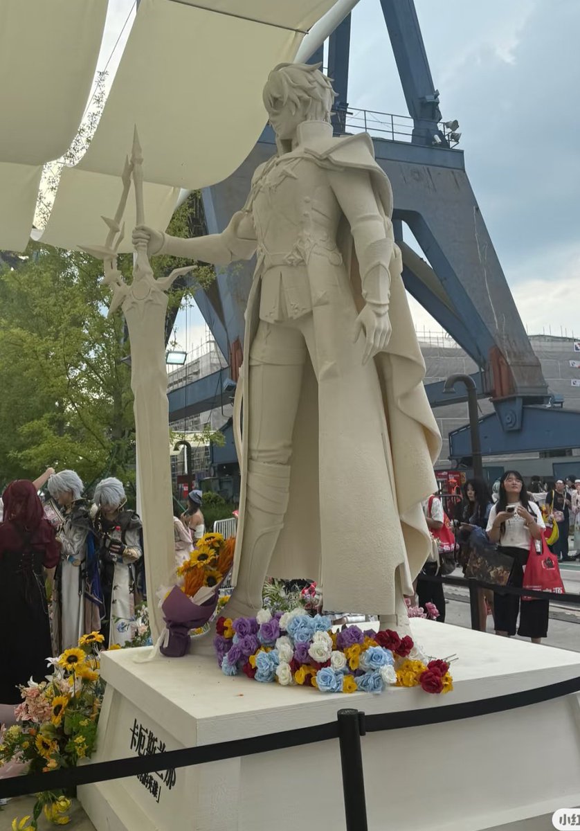 Uynumeotp's tweet image. So many flowers were placed at "Khaslana - the nameless hero" statue