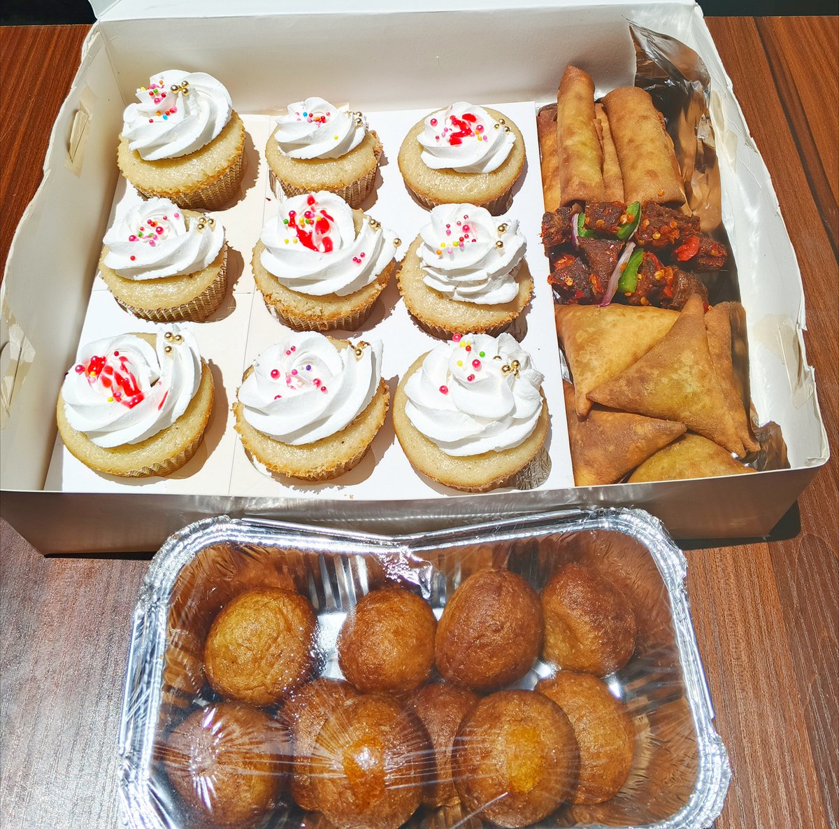 ennie_ejembi's tweet image. Well, this customer said &quot;can we spice the &quot;touch of it all&quot; package a little more!!&quot;  🥰
And guess what I loved it!!❤️
A box of 9 cupcakes, 5 samosas 5 spring rolls, 10 puff puffs and 5 peppered beef for N17,000 only🤤😋❤️ 
Works perfectly when you are on a budget🤗
#smallchops