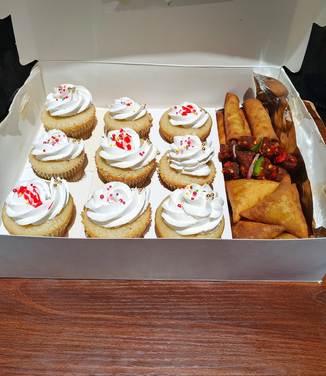 ennie_ejembi's tweet image. Well, this customer said &quot;can we spice the &quot;touch of it all&quot; package a little more!!&quot;  🥰
And guess what I loved it!!❤️
A box of 9 cupcakes, 5 samosas 5 spring rolls, 10 puff puffs and 5 peppered beef for N17,000 only🤤😋❤️ 
Works perfectly when you are on a budget🤗
#smallchops
