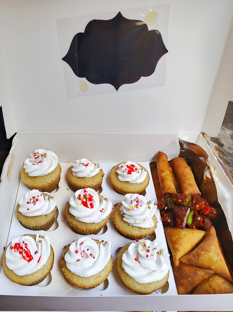 ennie_ejembi's tweet image. Well, this customer said &quot;can we spice the &quot;touch of it all&quot; package a little more!!&quot;  🥰
And guess what I loved it!!❤️
A box of 9 cupcakes, 5 samosas 5 spring rolls, 10 puff puffs and 5 peppered beef for N17,000 only🤤😋❤️ 
Works perfectly when you are on a budget🤗
#smallchops