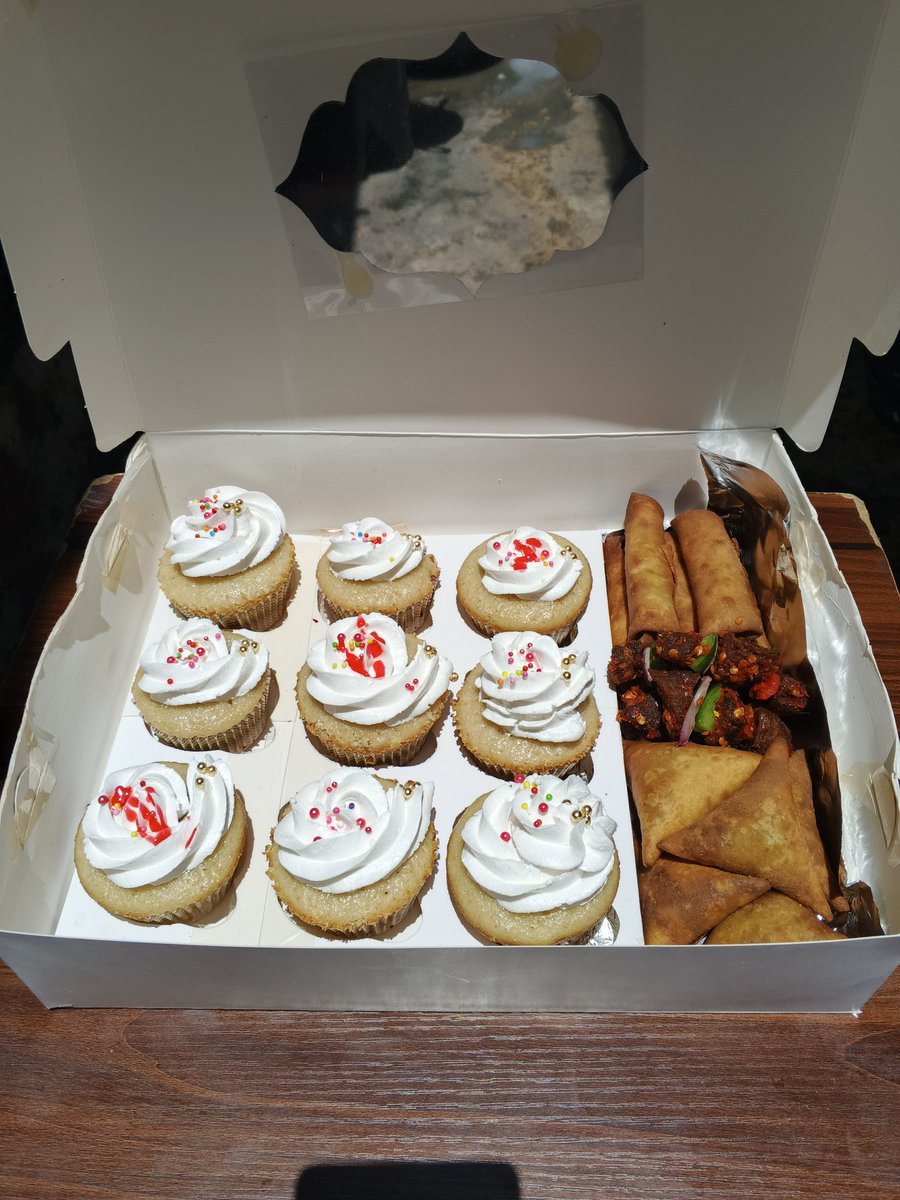 ennie_ejembi's tweet image. Well, this customer said &quot;can we spice the &quot;touch of it all&quot; package a little more!!&quot;  🥰
And guess what I loved it!!❤️
A box of 9 cupcakes, 5 samosas 5 spring rolls, 10 puff puffs and 5 peppered beef for N17,000 only🤤😋❤️ 
Works perfectly when you are on a budget🤗
#smallchops