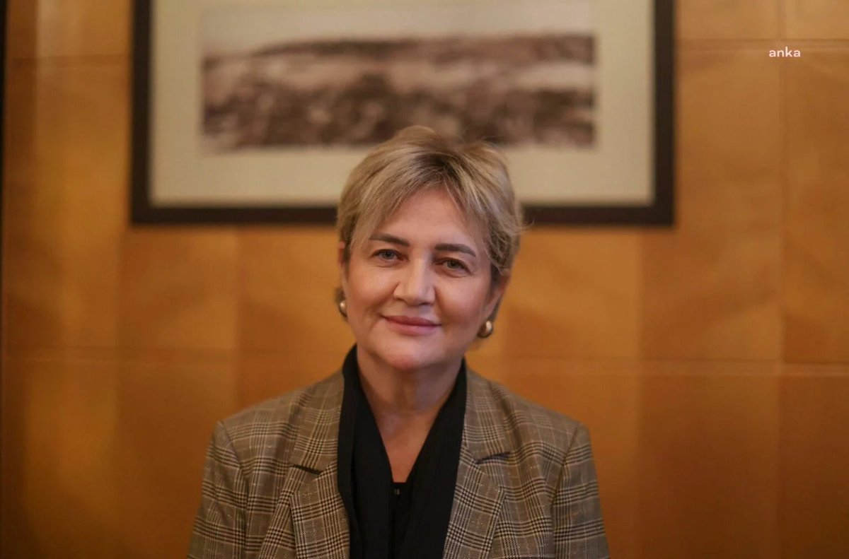 Tutuklu İpek Elif Atayman'ın oğluna mesajı:

"Oğlum suçsuzum ama tahliye etmezler. İddianameyi ve duruşma günümü bekliyorum. Benden duymadığım, görmediğim, yaşamadığım şeyleri anlatmamı bekliyorlar ama ben 21 aylık görev süremde hiçbir kanun dışı bir şeye rastlamadım.''