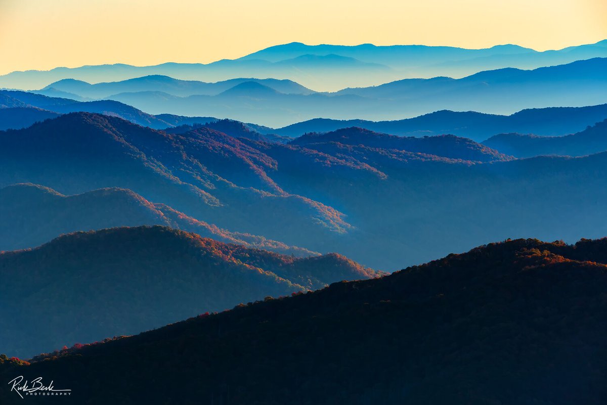 This week we are on a small family get together in the great state of Tennessee. What a beautiful place and lovely ppl here in Sevierville, Tn. Like Madison County in Mississippi. Southern hospitality.

The world seems on the brink of something ... Chaos. Still we have faith in