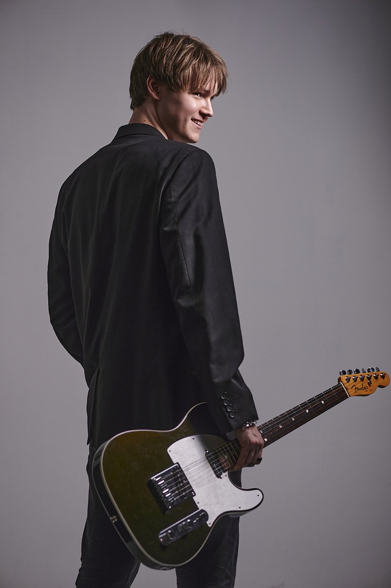 🎶 Vancouver’s own Sean Thomas drops She’s Mine — an intimate, acoustic love song that’s all heart  Written, produced &amp; recorded entirely by Sean, with a stunning Palm Springs video featuring Avalon Kroeger 🌄 canadianbeats.ca/2025/08/08/sea…