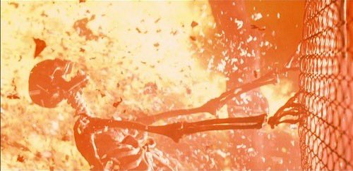 Buenos días a todos! En especial a los que construyeron la verja de Terminator 2, un trabajo espectacular