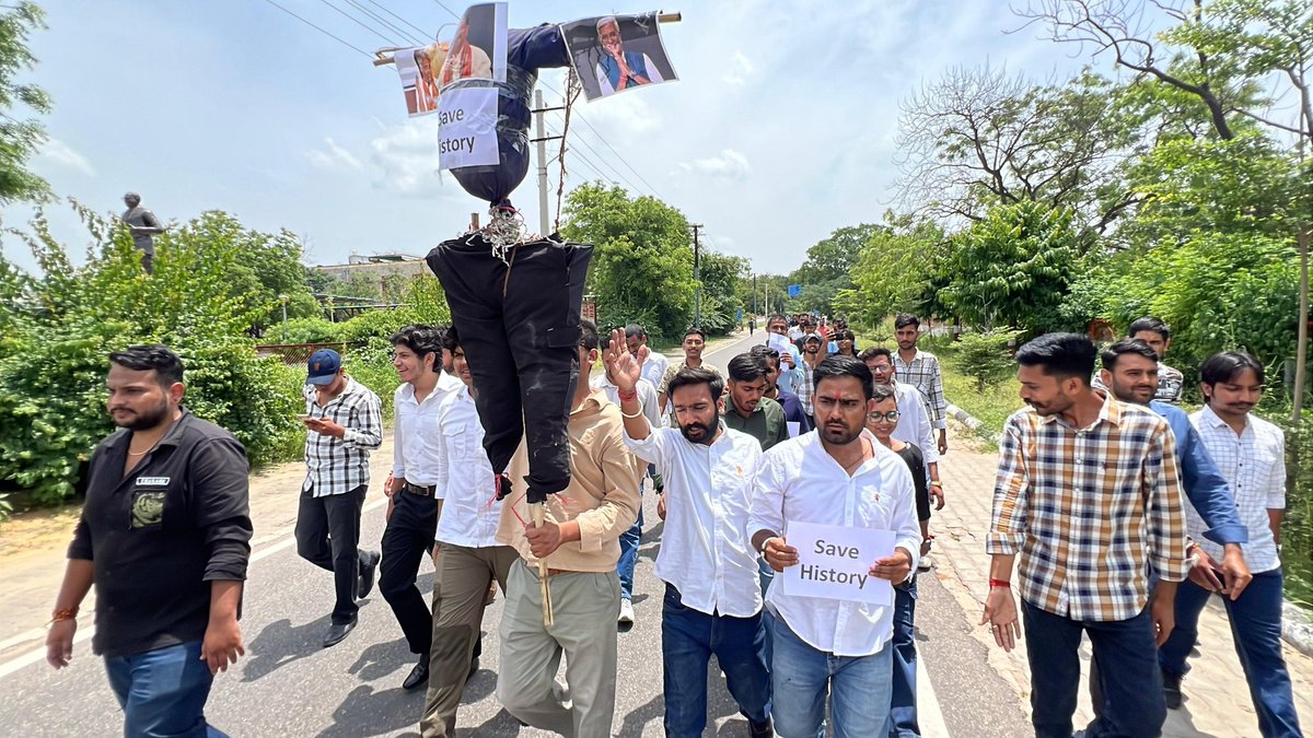 आज राजस्थान विश्वविद्यालय परिसर में छात्रों ने NCERT की किताबों राजस्थान के गौरवशाली इतिहास से जुड़ी सामग्री में की गई छेड़छाड़ के खिलाफ प्रदर्शन किया।
प्रदर्शन की अगुवाई वंश प्रताप सिंह, आईराज सिंह,मानवेन्द्र सिंह,लोकेंद्र सिंह,घनश्याम मीणा,आशीष महावर और सिद्धार्थ सिंह ने की।