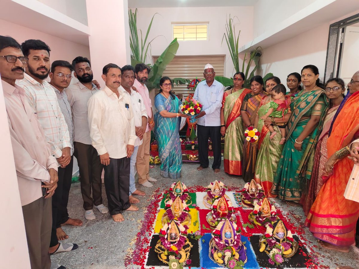 ShashikalaJolle's tweet image. ನಿಪ್ಪಾಣಿ ನಗರದಲ್ಲಿ ನಮ್ಮ ಆತ್ಮೀಯರು ಹಾಗೂ ಪಕ್ಷದ ಕಾರ್ಯಕರ್ತರಾದ ಶ್ರೀ ಬಾಬುರಾವ ಕಲ್ಲಪ್ಪ ಲಾಠಕರ ಅವರ ನೂತನ ಮನೆಯ ಗೃಹಪ್ರವೇಶ ಹಾಗೂ ವಾಸ್ತುಶಾಂತಿ ಪೂಜಾ ಸಮಾರಂಭದಲ್ಲಿ ಭಾಗವಹಿಸಿ, ಕುಟುಂಬಸ್ಥರಿಗೆ ಸುಖ,ಶಾಂತಿ ಸಮೃದ್ಧಿ, ಸಂತೋಷದಿಂದ ಕೂಡಿರಲಿ ಎಂದು ಶುಭ ಹಾರೈಸಲಾಯಿತು.
#nipani