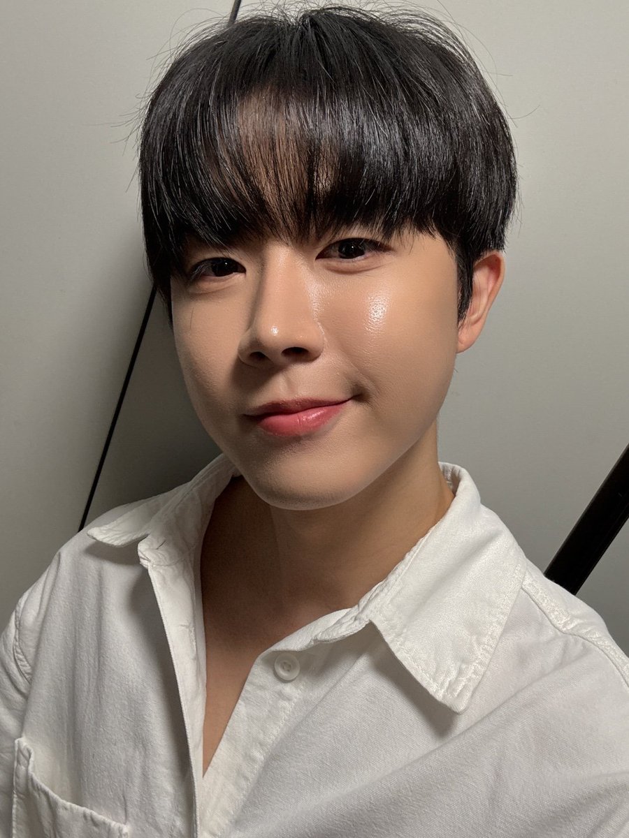 거울셀카 조심스럽게 올려본다🤣

#동현 #DONGHYUN #The_Rise #STAR