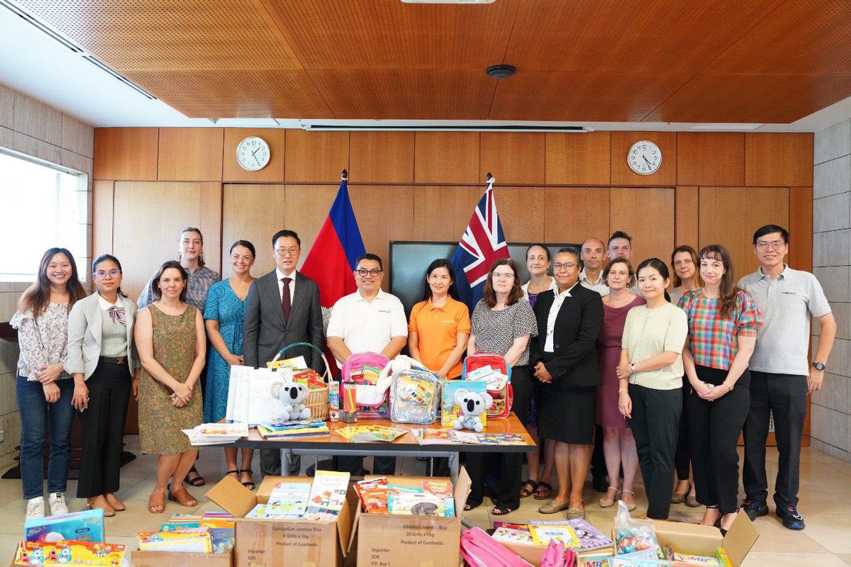 Derek Yip (@ausembpp) on Twitter photo The conflict has displaced large numbers of children. It’s important that life and learning can go on as normally as possible. This week, 🇦🇺 embassy staff and families, in 🤝 with <a href="/WorldVisionKH/">World Vision Cambodia</a>, donated 📚🧸🖍️🎨 to child friendly spaces in camps across 🇰🇭 to help ensure this. The conflict has displaced large numbers of children. It’s important that life and learning can go on as normally as possible. This week, 🇦🇺 embassy staff and families, in 🤝 with <a href="/WorldVisionKH/">World Vision Cambodia</a>, donated 📚🧸🖍️🎨 to child friendly spaces in camps across 🇰🇭 to help ensure this.