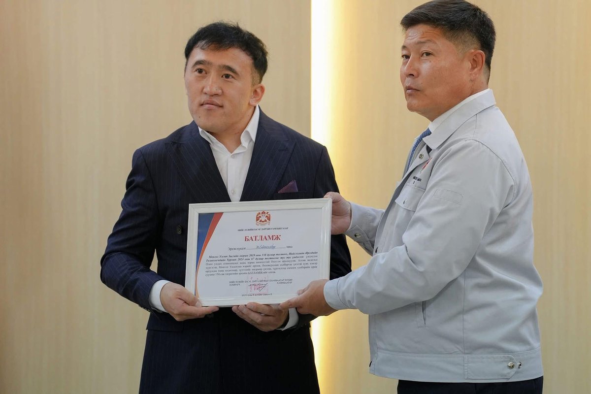 Хотын захирагч зангарагтай загнажээ. Олон улсын математикийн олимпиадад шавь нараа амжилттай  бэлдсэн багшийг 150 сая төгрөгөөр урамшуулжээ👍👍👍