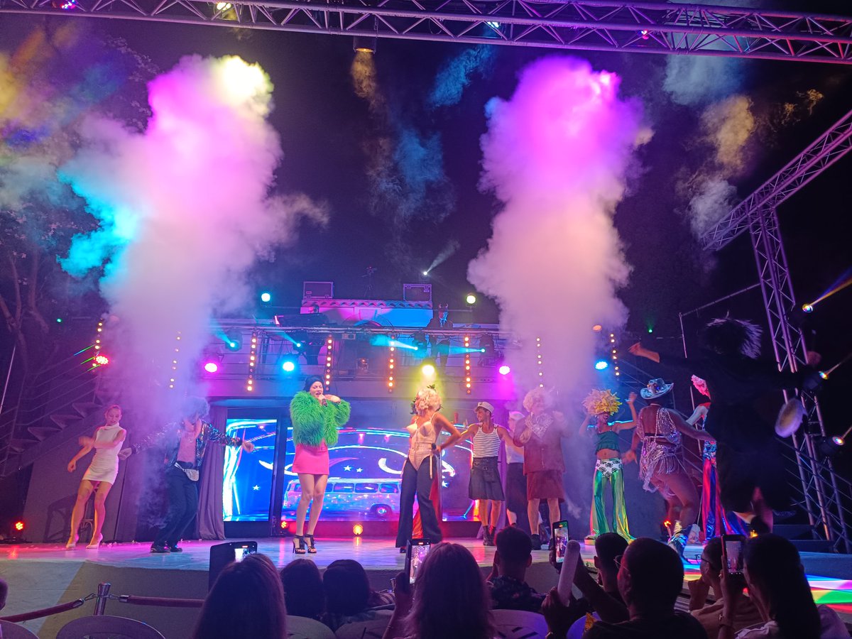 Ces quelques jours de vacances touchent déjà à leur fin… Quel bonheur de s’être ressourcé en famille 💛
On a terminé en beauté avec une soirée années 90 hier soir : une vraie madeleine de Proust !

Retour au bureau dès lundi ❤️