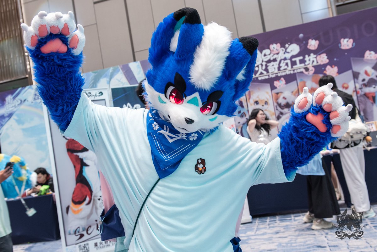 #Fursuitfriday
狼🐺(🐶🐶)来啦~
📷@萧