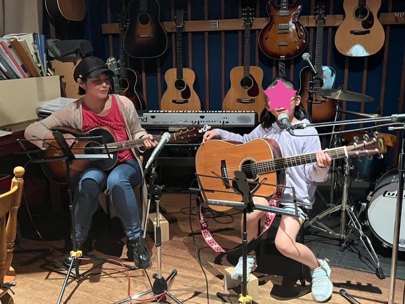 sarafuchu's tweet photo. そういえば先月は夢のひとつだった姪っ子との共演も実現しました（私が伴奏、姪っ子が旋律）
ちゃんとCスケール押さえられるようになったけど私のアコギ普通よりでかいので、もう少し小ぶりなものを買ってあげたいな
今回はきらきら星をやったので、次回は夕焼け小焼けかな？ https://t.co/GiowqYKADo