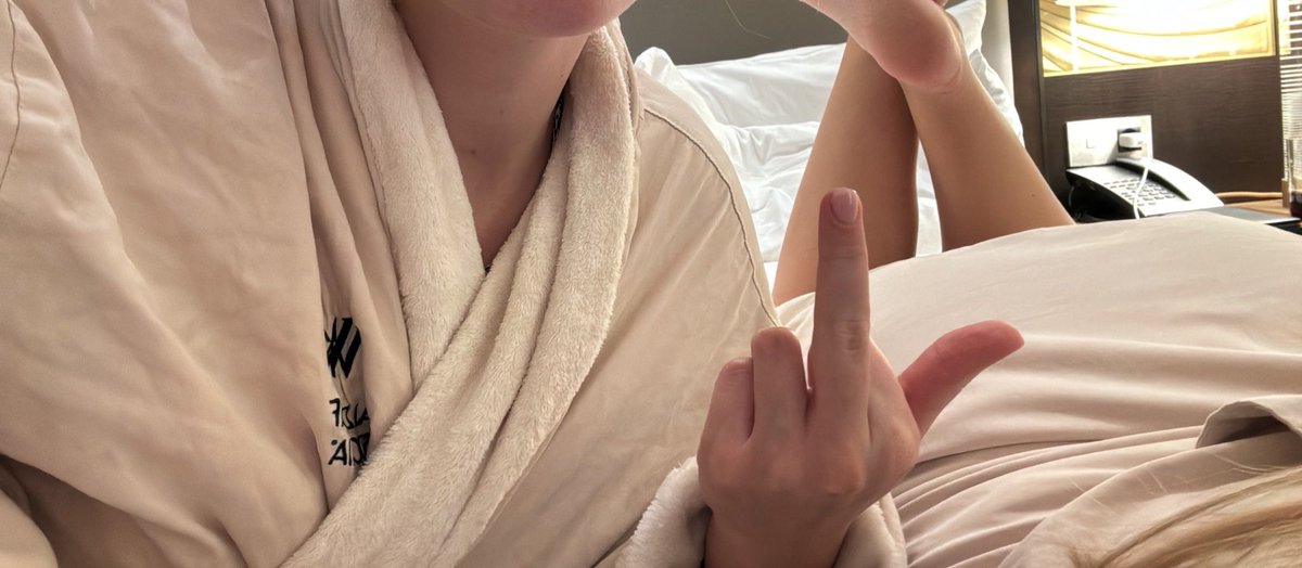 DM mich nur, wenn du bereit bist, gedemütigt und ausgelacht zu werden. Ich will deine jämmerliche Existenz zerdrücken🤭