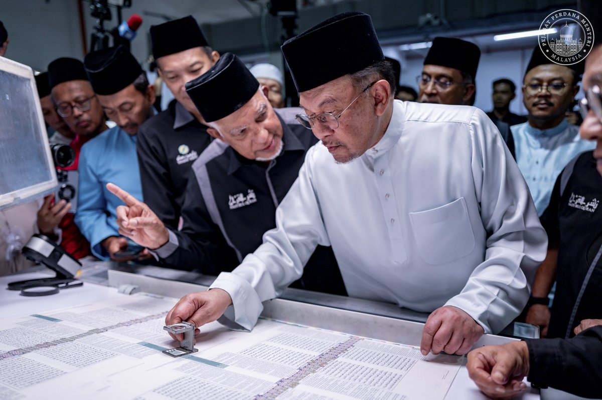 anwaribrahim's tweet photo. Hari ini saya berkesempatan untuk meluncurkan terjemahan al-Quran yang ke-30 dalam Bahasa Rusia, dan sekaligus meluncurkan Mushaf Ummah al-Jami’ di Kompleks Nasyrul Quran, Putrajaya.

Projek ini merupakan inisiatif Kerajaan MADANI bersama Yayasan Restu untuk menyebarkan mesej al-Quran ke seluruh dunia melalui terjemahan rasmi dalam 30 bahasa.

Pelancaran Mushaf Ummah al-Jami’ adalah usaha yang mengumpulkan 20 riwayat melalui 10 Qiraat  Mutawatir mengikut kaedah rasm Uthmani, yang dihasilkan oleh tenaga pakar anak tempatan Malaysia di bawah Yayasan Restu dan Nasyrul Quran.

Usaha yang memakan masa lebih 5 tahun ini dihasilkan sebagai rujukan global unggul untuk menyebarkan ilmu dan khidmat terhadap al-Quran, demi manfaat umaf Islam seantero dunia.

Penghargaan dan terima kasih saya ucapkan kepada semua yang menjayakan usaha ini, terutama buat Fadhilatus Syeikh Dr. Isa El-Ma’sarowy yang telah memberikan sumbangan ilmu dan kepakaran dalam pembacaan kesemua riwayat qiraat tersebut. Para pencinta al-Quran dan penuntut ilmu boleh mendengar bacaan dari pelbagai riwayat melalui kod QR yang disertakan di dalam mushaf ini.

Saya juga menekankan bahawa tindakan mencetak lebih banyak naskhah al-Quran adalah pendekatan yang penuh hikmah dalam menyampaikan mesej dakwah. Umat Islam adalah umat yang penuh dengan hikmah, pengetahuan dan kearifan, bukan umat yang dipenuhi sikap bengis dan amarah. 

Usai Solat Jumaat di Nasyrul Quran, saya bersama seluruh tetamu dan jemaah surau telah membuat majlis pelepasan (Flag-off) Lori 1 kontena yang mengandungi Terjemahan al-Quran Bahasa Inggeris dan Sepanyol untuk diedarkan di luar negara.

Program ini sejajar dengan visi Malaysia MADANI yang memberikan penekanan terhadap aspek nilai, akhlak, dan adab.

#MalaysiaMADANI
#MADANIbekerja
#RancakkanMADANI