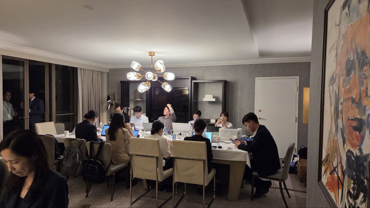 <산업부 통상 협상팀의 치열한 현장, 고맙고 자랑스럽습니다>

보이지 않는 자리에서, 극한의 일정과 긴박한 상황을 마주하며 국익을 지키기 위해 자기 자리에서 최선을 다한 산업부 직원들이 있습니다. 
특히 이번 미국 관세 협상 타결의 주역 몇 분을 소개하고자 합니다.
facebook.com/share/1Atrzmwc…