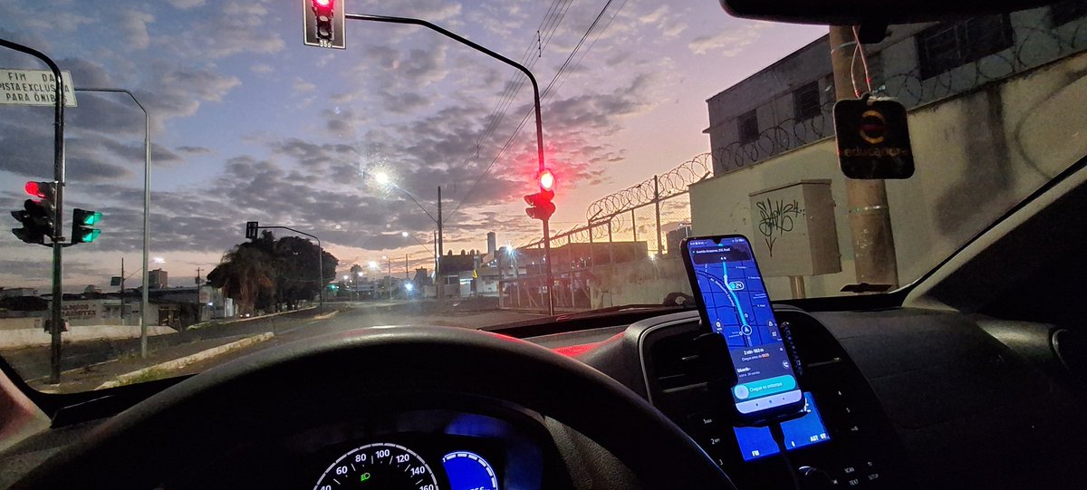 Marley_Costa's tweet photo. Sextou em Uberlândia! E pra mim, a sexta já começou no volante. A vista do nascer do sol daqui de dentro é a melhor prova de que cada corrida tem sua beleza. Bora trabalhar e fazer a sexta-feira de vocês mais tranquila! #Uberlandia #MotoristaDeApp #Sextou @voude99 https://t.co/wMd8PCWKKO