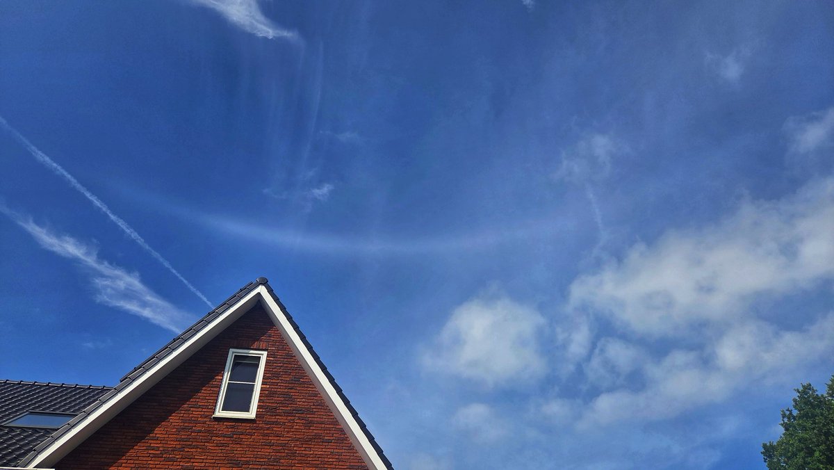 Al een tijdje een witte boog te zien in de lucht. Zou dit verschijnsel een naam hebben? #dtv <a href="/helgavanleur/">Helga van Leur ☀</a> <a href="/govertschilling/">★ govertschilling</a>