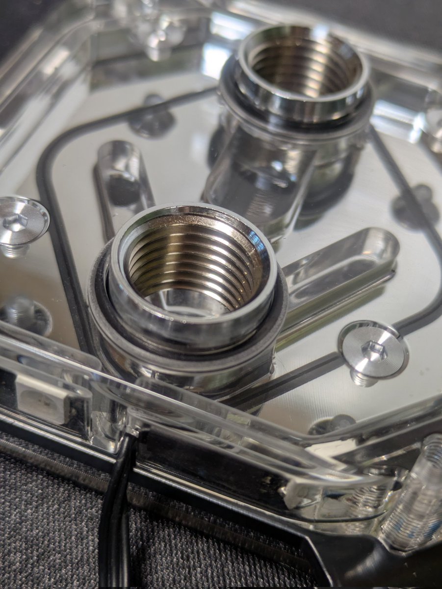 CPU水枕はBitspower CPU Block Summit ES AMD Edition (AMD AM5,AM4)を使う。
黒いPOMカバーはマグネットで取り外せる。G1/4フィッティング取付穴はアクリルタップ立てではなく金属🫧
#bitspower