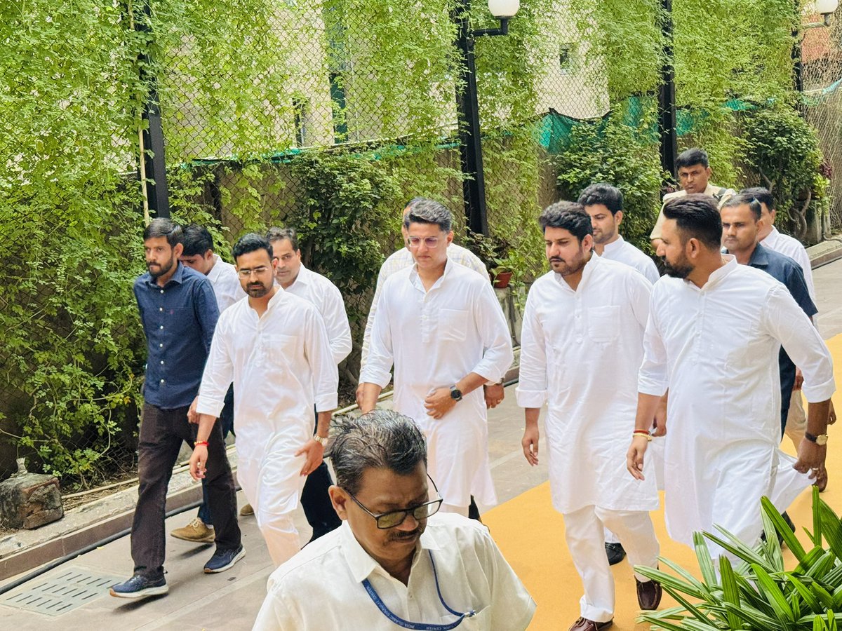 RamniwasGawriya's tweet photo. आज दिल्ली में आदरणीय श्री सचिन पायलट जी के साथ “पूर्व राज्यपाल एवं किसान मसीहा स्वर्गीय श्री सत्यपाल मलिक जी के निधन पर आयोजित श्रद्धांजलि सभा में सम्मिलित होकर उन्हें अपनी विनम्र श्रद्धांजलि अर्पित की।
उनका जीवन सत्य और सिद्धांतों के प्रति अटूट समर्पण का प्रतीक था। 
सत्ता के समक्ष सच बोलने का साहस और जनता के हितों के लिए दृढ़ता से खड़े रहना— यही उनकी सबसे बड़ी पहचान रही।
ईश्वर दिवंगत आत्मा को अपने श्रीचरणों में स्थान दें और शोकाकुल परिजनों को इस दुःख की घड़ी में संबल प्रदान करें। @SachinPilot