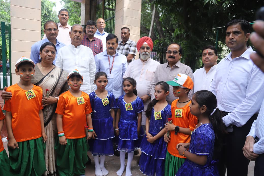 MCD_Delhi's tweet image. Under #DelhiKoKoodeseAzadi, MCD in West Zone organised a Mega Plantation &amp;amp; Sanitation Drive. 
Hon’ble Mayor Shri @RajaiqbalSingh3 &amp;amp; Commissioner MCD Shri @AshwaniKumar_92 led the efforts, with senior MCD officials present, reaffirming commitment to a cleaner, greener Delhi.