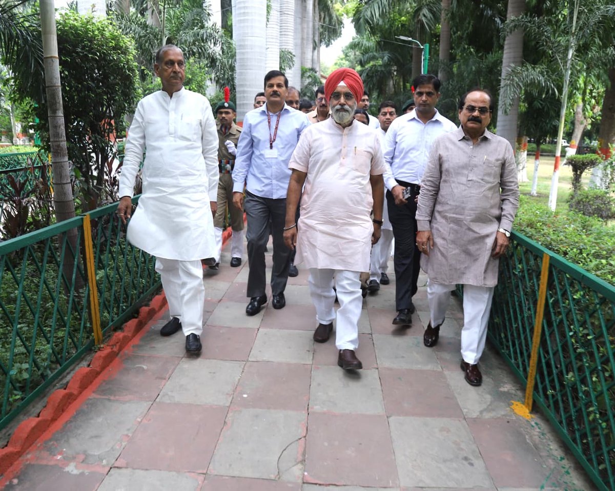 MCD_Delhi's tweet image. Under #DelhiKoKoodeseAzadi, MCD in West Zone organised a Mega Plantation &amp;amp; Sanitation Drive. 
Hon’ble Mayor Shri @RajaiqbalSingh3 &amp;amp; Commissioner MCD Shri @AshwaniKumar_92 led the efforts, with senior MCD officials present, reaffirming commitment to a cleaner, greener Delhi.