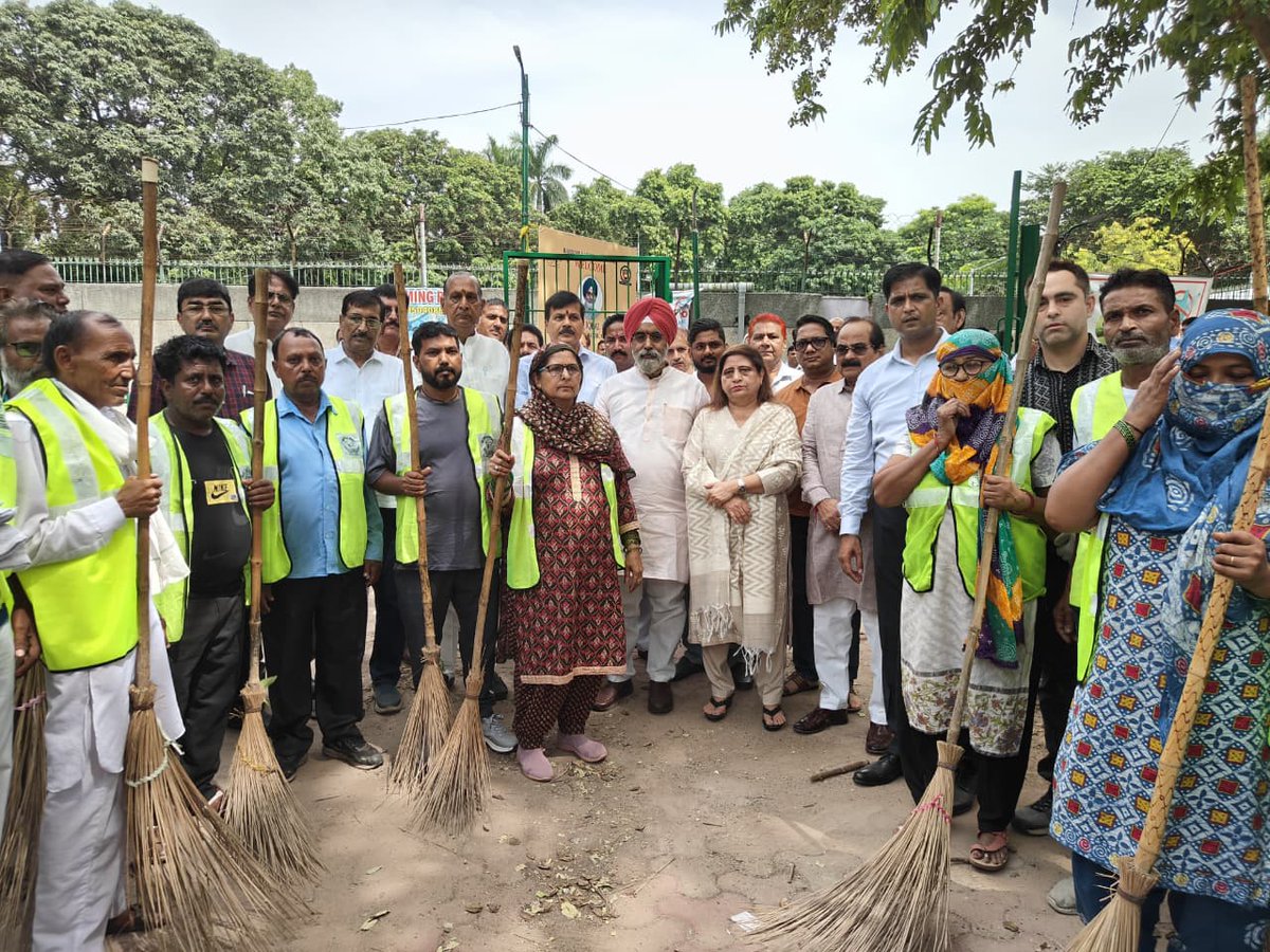 MCD_Delhi's tweet image. Under #DelhiKoKoodeseAzadi, MCD in West Zone organised a Mega Plantation &amp;amp; Sanitation Drive. 
Hon’ble Mayor Shri @RajaiqbalSingh3 &amp;amp; Commissioner MCD Shri @AshwaniKumar_92 led the efforts, with senior MCD officials present, reaffirming commitment to a cleaner, greener Delhi.