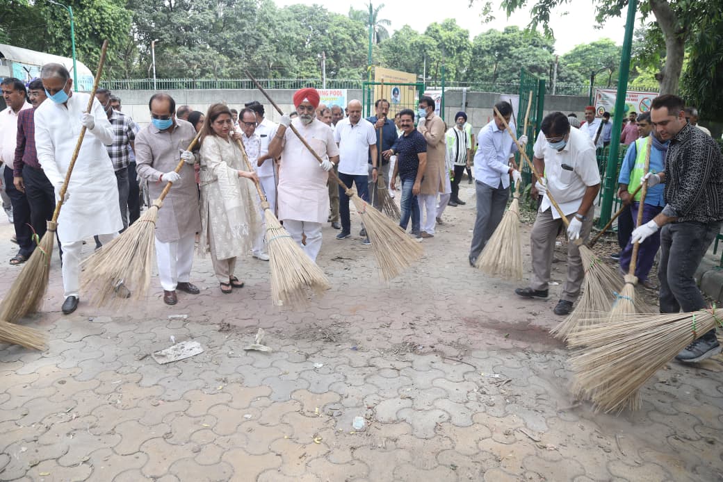 MCD_Delhi's tweet image. Under #DelhiKoKoodeseAzadi, MCD in West Zone organised a Mega Plantation &amp;amp; Sanitation Drive. 
Hon’ble Mayor Shri @RajaiqbalSingh3 &amp;amp; Commissioner MCD Shri @AshwaniKumar_92 led the efforts, with senior MCD officials present, reaffirming commitment to a cleaner, greener Delhi.