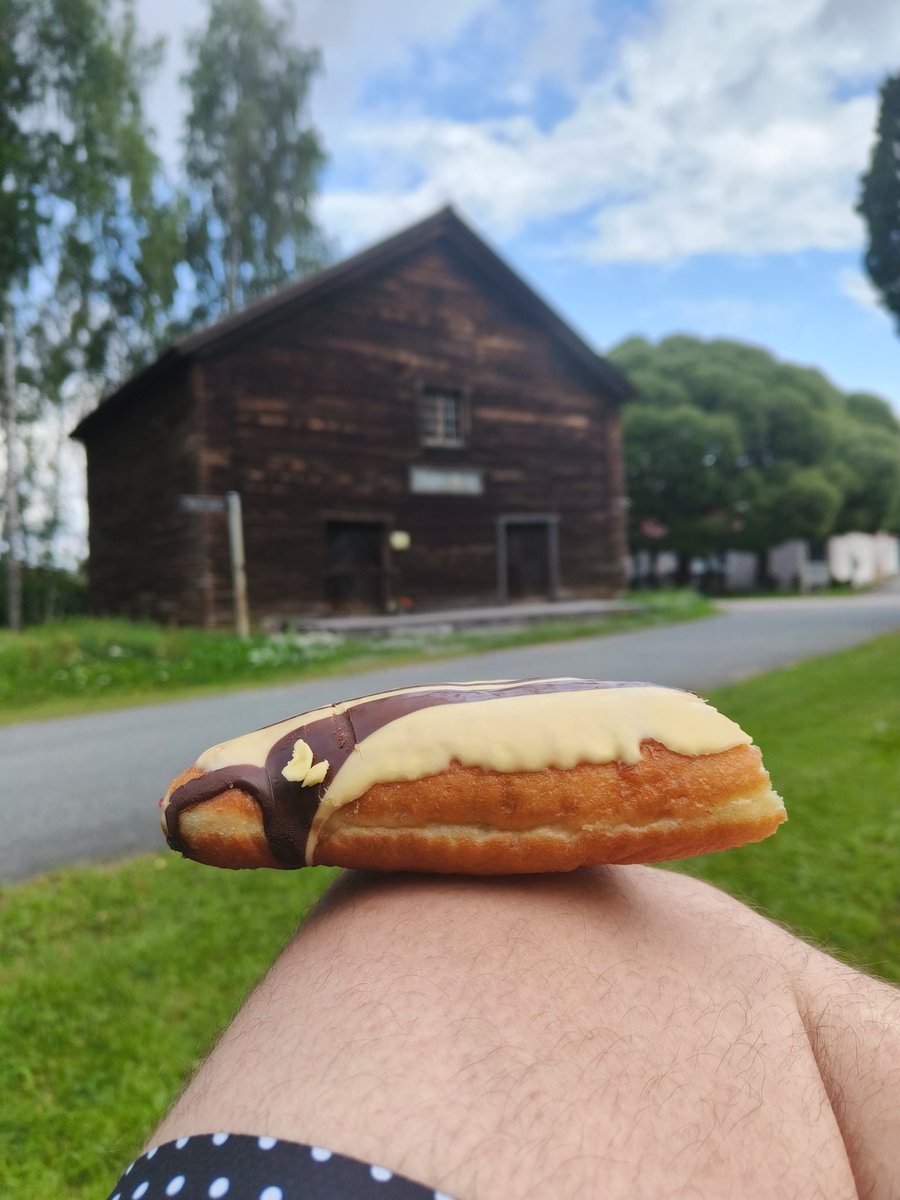 Ei mikä tahansa munkki vaan SALONKIMUNKKI.

Aika teollinen kokemus, mutta hauholainen miljöö ja orastava vesisade positivoittavat kokonaisuutta.

Ei olis kun ~20km kotiin ja tuuli pääosin selän puolelta🤗

#pyöräily