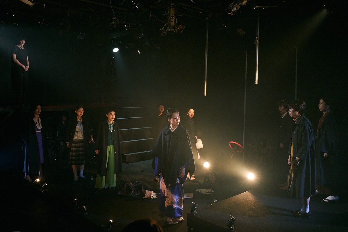 stage_natalie's tweet photo. 「サルメ版 黒い十人の女」開幕、石川湖太朗「十回目公演にふさわしい作品に」（舞台写真 / コメントあり）
https://t.co/z5PsTjrNob https://t.co/7N16V7mCRd