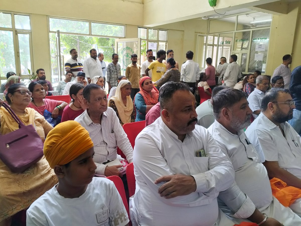 ਅੱਜ ਨਗਰ ਨਿਗਮ (ਜ਼ੋਨ-ਬੀ) ਵਿਖੇ ਜ਼ਰੂਰਤਮੰਦ ਪਰਿਵਾਰਾਂ ਨੂੰ ਪੱਕੀ ਛੱਤ ਮੁਹੱਈਆ ਕਰਵਾਉਣ ਲਈ ਲਗਾਏ ਗਏ ਵਿਸ਼ੇਸ਼ ਕੈਂਪ ਵਿੱਚ ਸਾਥੀਆਂ ਨਾਲ ਸ਼ਮੂਲੀਅਤ ਕਰਦੇ ਹੋਏ ਫਾਰਮ ਭਰਵਾਏ ਗਏ ਤਾਂਕਿ ਹੱਕਦਾਰ ਪਰਿਵਾਰ ਵੱਧ ਤੋਂ ਵੱਧ ਇਸ ਯੋਜਨਾ ਦਾ ਲਾਭ ਲੈ ਸਕਣ #AshokPrasharPappi #AamAadmiParty #LudhianaCentral