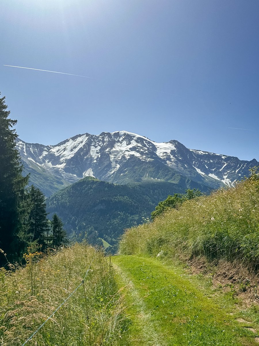 Promenade sur les hauteurs de Saint-Nicolas de Véroce, on ne se lasse jamais de cette vue incroyable ! 🌞🏔