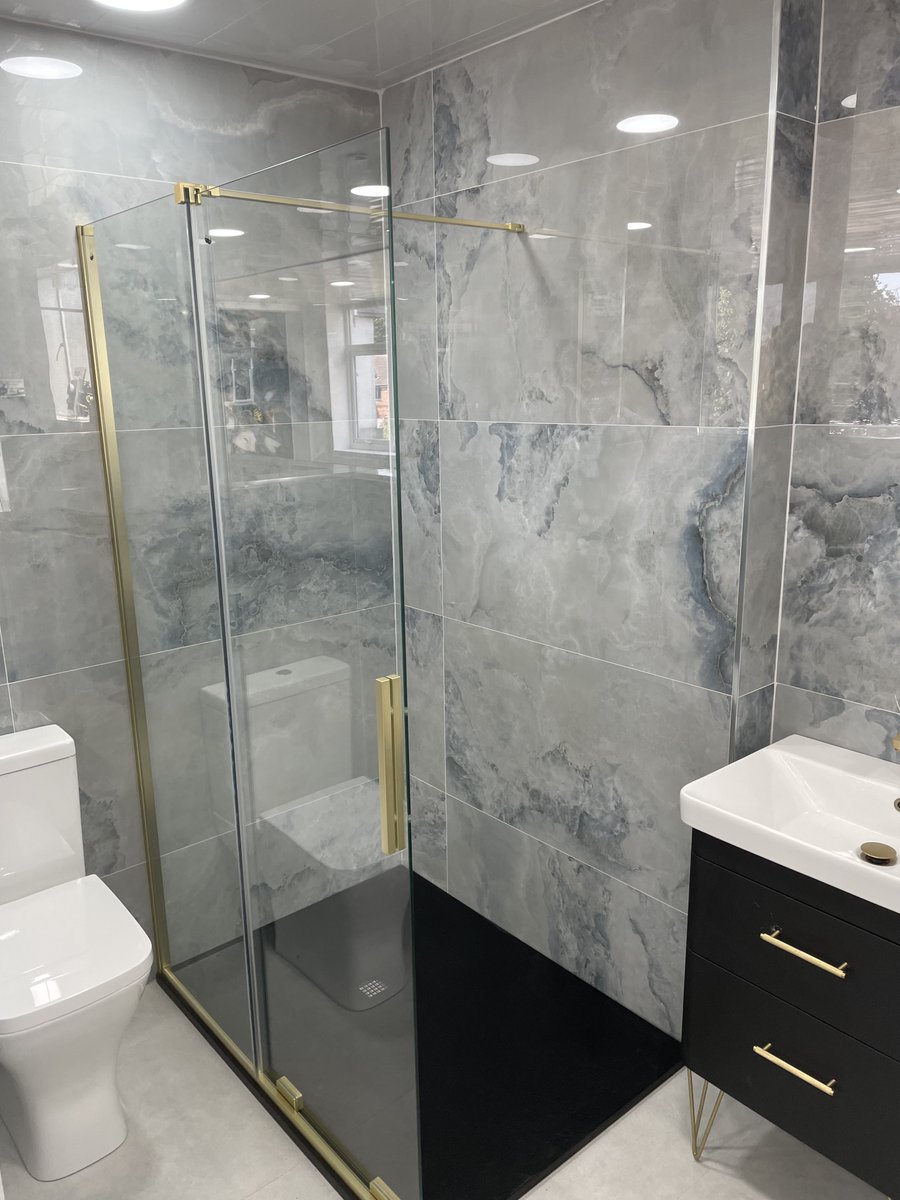 ✨We are happy to be partnering with Tile Planet in Leicester. Showing off this black Naturals by JT shower tray with colour match waste🤩The way the slate effect tray blends seamlessly with the unit &amp; contrasts with the tiles, really pulls the whole display together! #Tileplanet
