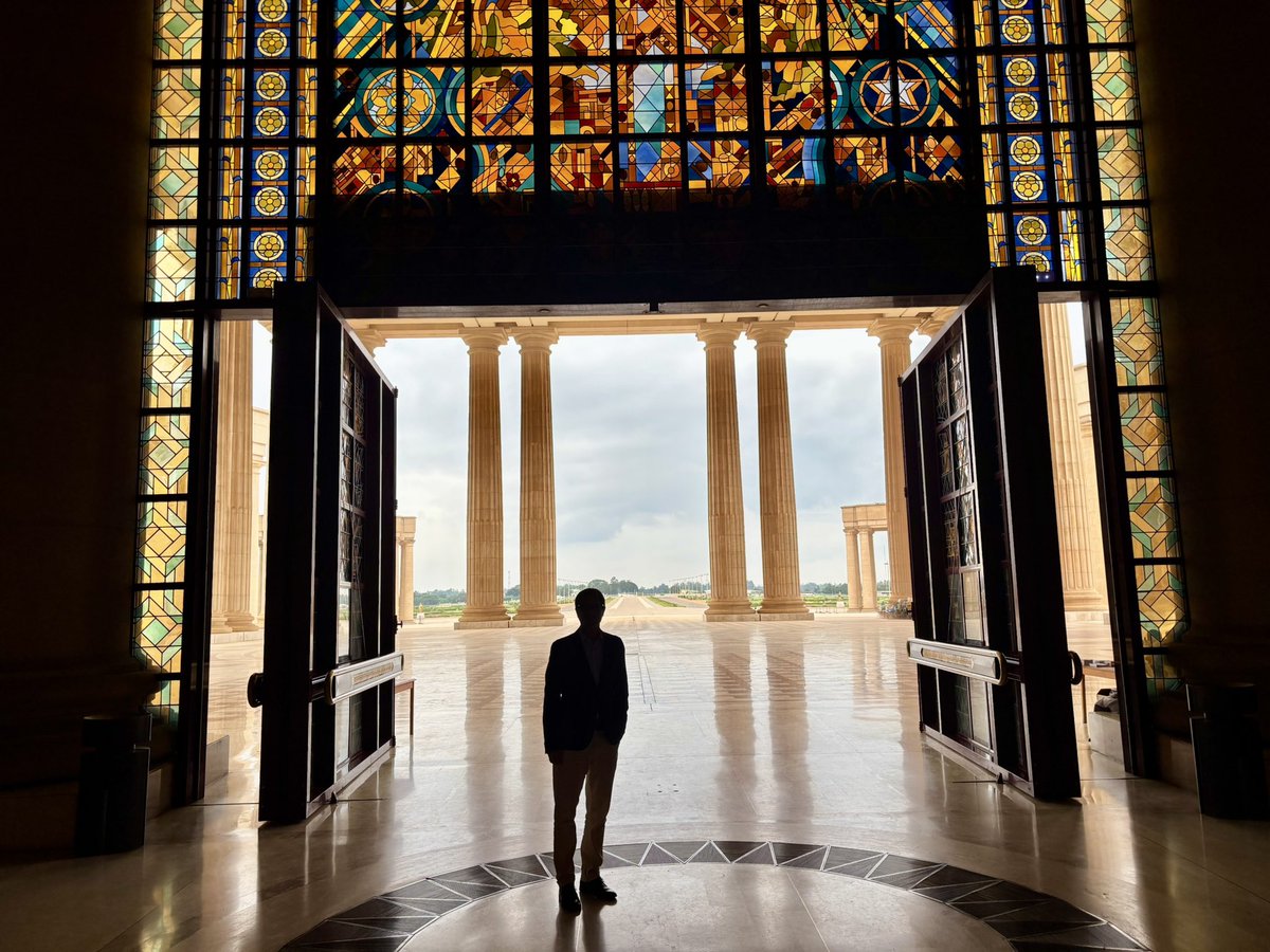 Dominique Favre (@ambsuisseci) on Twitter photo En marge des festivités des #65ans d’indépendance de la Côte d’Ivoire à #Bouaké 🇨🇮, j'ai eu l’opportunité de visiter la Basilique Notre-Dame de la #Paix de #Yamoussoukro
L'immensité de l’édifice, la plus grande basilique du monde, est impressionnante !
#Yakro <a href="/FONDATIONFHB/">Fondation Félix Houphouët-Boigny</a> En marge des festivités des #65ans d’indépendance de la Côte d’Ivoire à #Bouaké 🇨🇮, j'ai eu l’opportunité de visiter la Basilique Notre-Dame de la #Paix de #Yamoussoukro
L'immensité de l’édifice, la plus grande basilique du monde, est impressionnante !
#Yakro <a href="/FONDATIONFHB/">Fondation Félix Houphouët-Boigny</a>