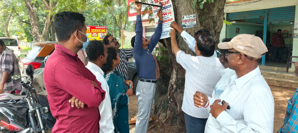 pargaien's tweet image. “Nail-free trees in Kothagudem”

Thanks @jiteshvpatil  @Collector_BDD for launching this “Service to Vanadevata” by removing nails, ropes, and advertisements from trees to prevent damage and protect greenery. Pics from Manuguru mandal. Let’s make our trees nail-free. #urbantree…