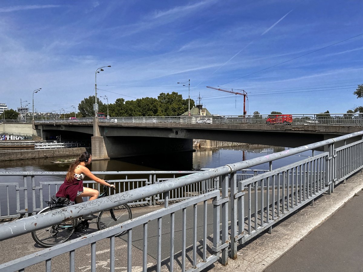 Pozor! 📣 Od 11. do 24. 8. proběhne oprava dlažby na Hlávkově mostě v úseku rámové konstrukce přes plavební kanál. 

Důvodem je nutná oprava podloží a odvodnění.

🚗 Provoz bude vedený ve 2 pruzích, z toho jeden po tramvajové trati.

Díky za trpělivost a jezděte opatrně! 🙏