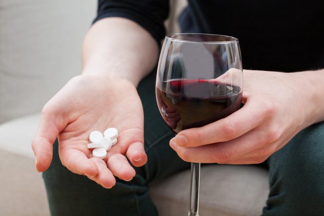 🥂 Los farmacéuticos alertan del riesgo para la salud derivado del consumo simultáneo de alcohol y medicamentos, especialmente en verano. 

💊 La acción farmacológica de opioides, ibuprofeno, paracetamol o benzodiazepinas, entre otros, puede verse alterada. 

📌 Además, los