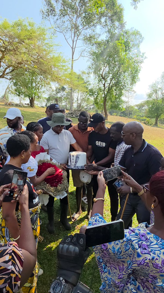 HON.OBED (@obedtwinamatsi2) on Twitter photo How many of you have ever received 💐 and 🎂 at the farm? We thank God for the life of <a href="/FrankGashumba/">Frank M. Gashumba</a> and his legacy. For that Love and appreciation, myself <a href="/IvanMuganga5/">IVAN MUGANGA</a> <a href="/Jacquedavids1/">Jacqueline Mbabazi</a> <a href="/robert_kayitale/">Kayitale Robert 🇺🇬</a> <a href="/CouncilforA/">Council for Abavandimwe</a> <a href="/HonWitonze/">Hon Juma Witonze Kisekka</a> <a href="/pmutoni848/">Malaika Mutoni Gashumba</a> and all Bavandimwe surprised Him 💐 💐 How many of you have ever received 💐 and 🎂 at the farm? We thank God for the life of <a href="/FrankGashumba/">Frank M. Gashumba</a> and his legacy. For that Love and appreciation, myself <a href="/IvanMuganga5/">IVAN MUGANGA</a> <a href="/Jacquedavids1/">Jacqueline Mbabazi</a> <a href="/robert_kayitale/">Kayitale Robert 🇺🇬</a> <a href="/CouncilforA/">Council for Abavandimwe</a> <a href="/HonWitonze/">Hon Juma Witonze Kisekka</a> <a href="/pmutoni848/">Malaika Mutoni Gashumba</a> and all Bavandimwe surprised Him 💐 💐