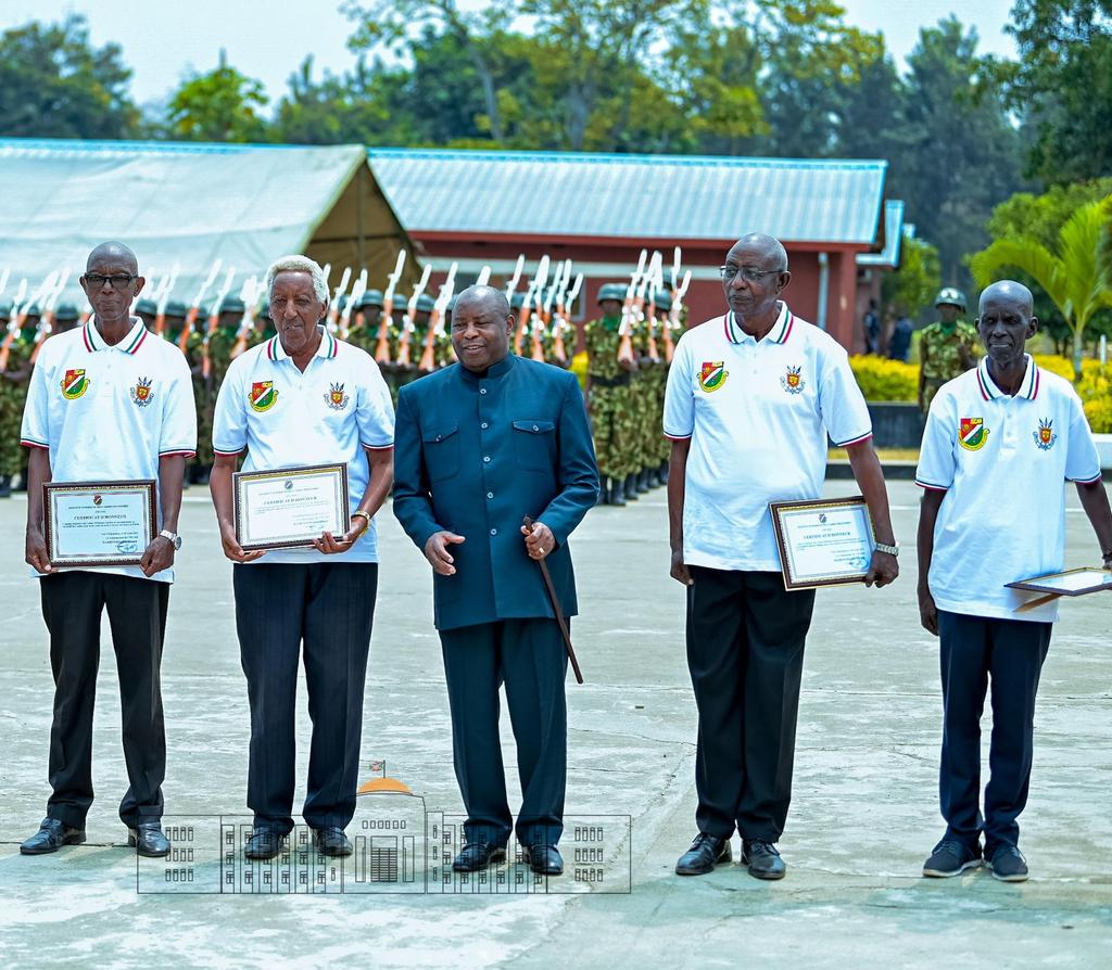 Claudenshim's tweet image. #Burundi 
1975 -2025, il y a 50 ans l&apos;#ISCAM avait vu le jour. 
Le Commandant Suprême des Forces armées et de Sécurité S.E @GeneralNeva rend hommage du vivant les Colonels de la 11ème promotion de l&apos;Institut Supérieur des Cadres Militaires.