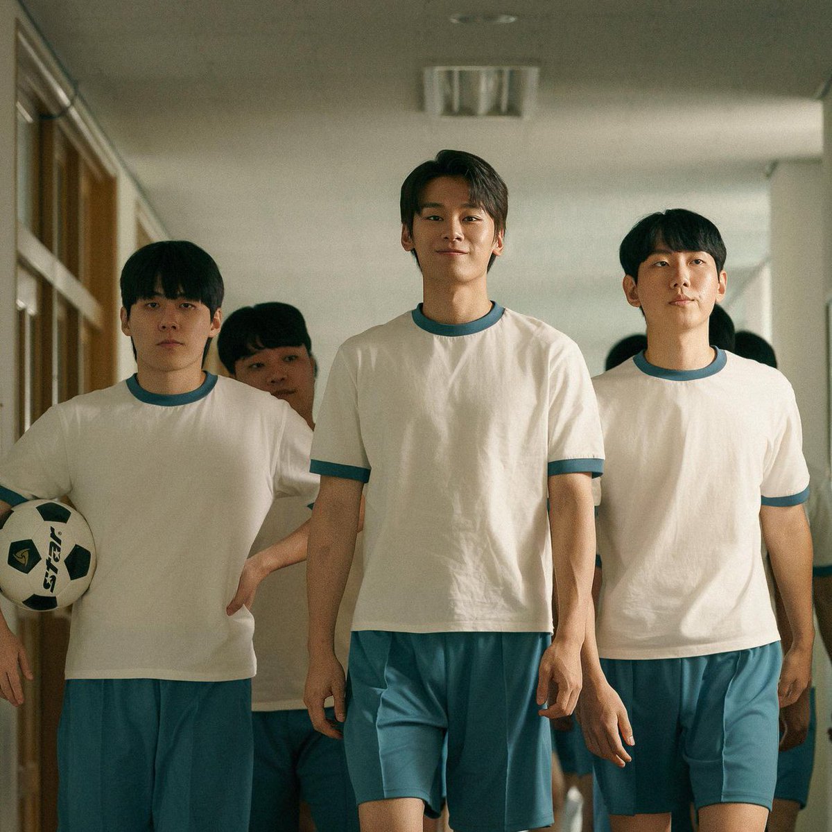 Hem eski yıllarda geçiyor, hem zorbalık yok hem lise konulu hem de çıtı pıtı oyuncular var ama bilin bakalım ne eksik; o bir dizi değil film 🥲