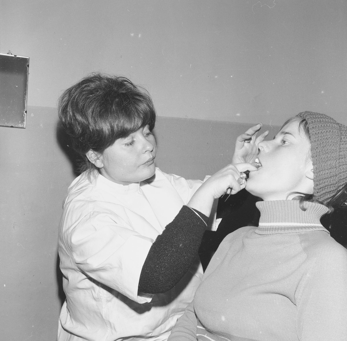 backintheprl's tweet photo. w gabinecie stomatologicznym (1974) https://t.co/KPjRlYi3ZL