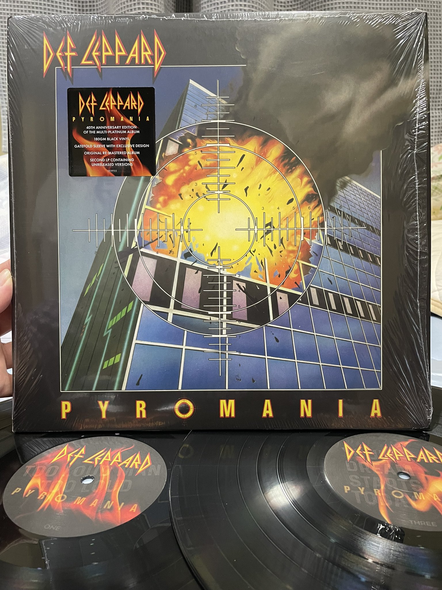 def leppard / 炎のターゲット40th記念4CD1Blu-ray デフ・レパードの代表作『Pyromania 』40周年記念盤発売決定