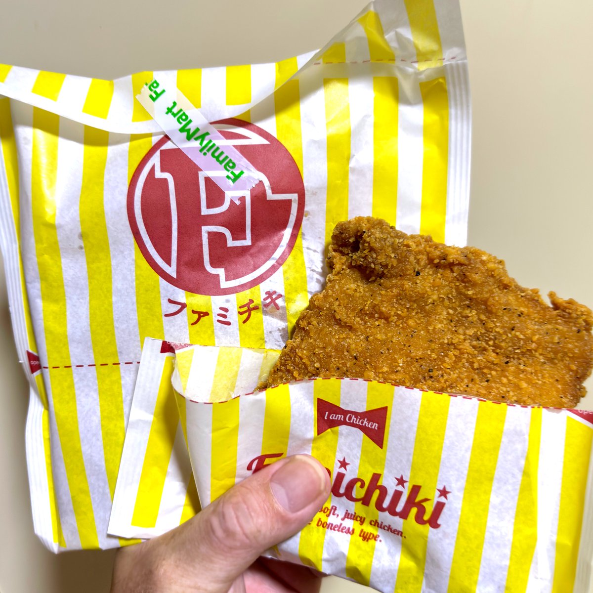 ざっくり４０％増量のファミチキのデカさもさることながら、自分の手の小ささをまじまじと実感する😂