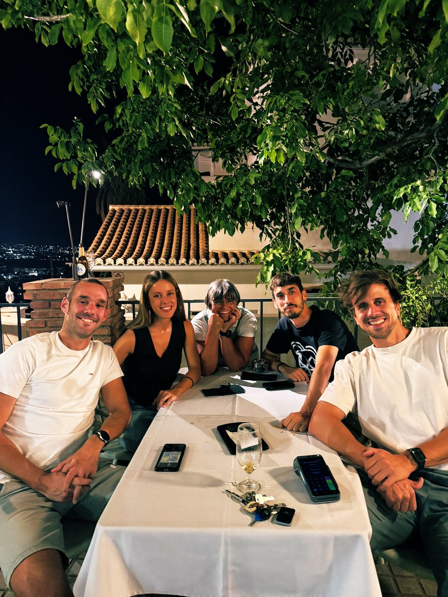 ¡Cena de empresa en pleno agosto!

Nos falta nuestro amado José Luis, pero pronto iremos con él a Casa de Comidas Los Pinos.

¡Lugar TOP, comida TOP, con gente TOP!

Ojo a lo que se viene en la temporada 4