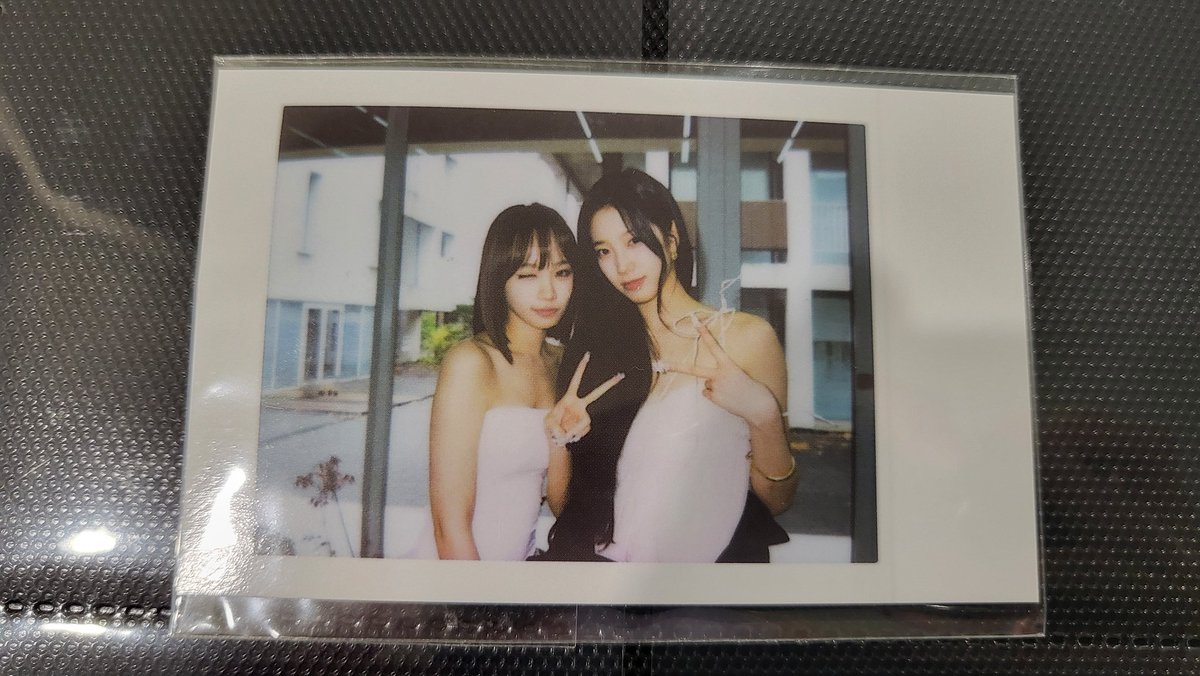Wadeaw2's tweet photo. ได้ซ้ำหาแลกใบที่ไม่ซ้ำกับรูปที่สองค่ะ นัดรับหน้าคอนได้ค่ะ

#ตลาดนัดlesserafim #ตลาดนัดLE_SSERAFIM #LE_SSERAFIM_POP_UP_IN_BANGKOK https://t.co/eQ30FkdbtT