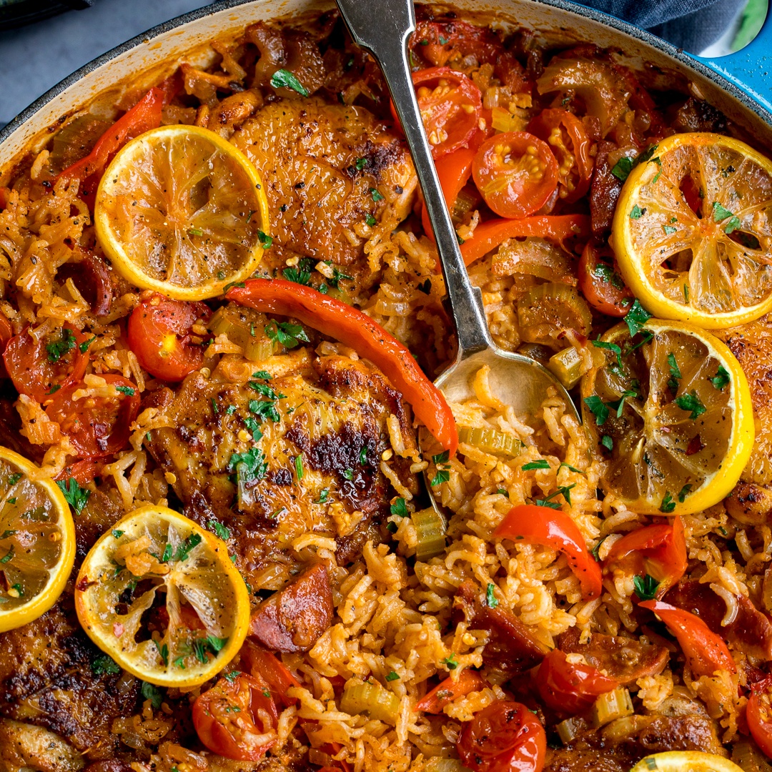 Juicy chicken, spicy chorizo &amp; tender vegetables nestled in a bed of seasoned delicious rice.
This Spanish Chicken is all cooked in one pan, with the oven doing most of the work.

kitchensanctuary.com/spanish-chicke…
#dirtyrice #glutenfree #onepot