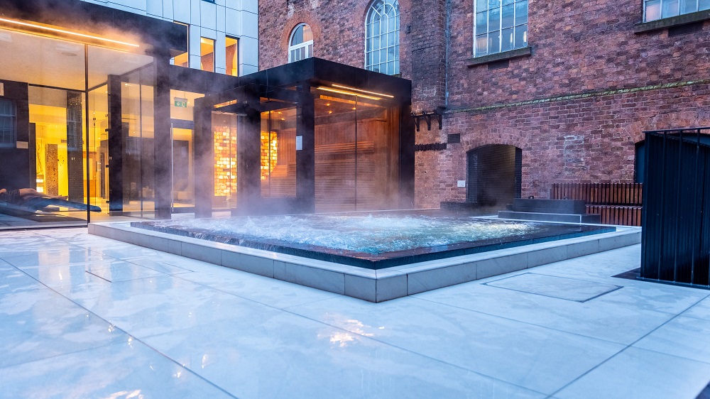 Spas for a summer #staycation 
#HopeStreetHotel is ideal for city slickers wishing to explore the delights of #Liverpool. The #spa features a 15‑metre pool with underwater music, an outdoor courtyard vitality pool &amp; plenty of hot and cold facilities. 
ow.ly/BCYM50WA4vf