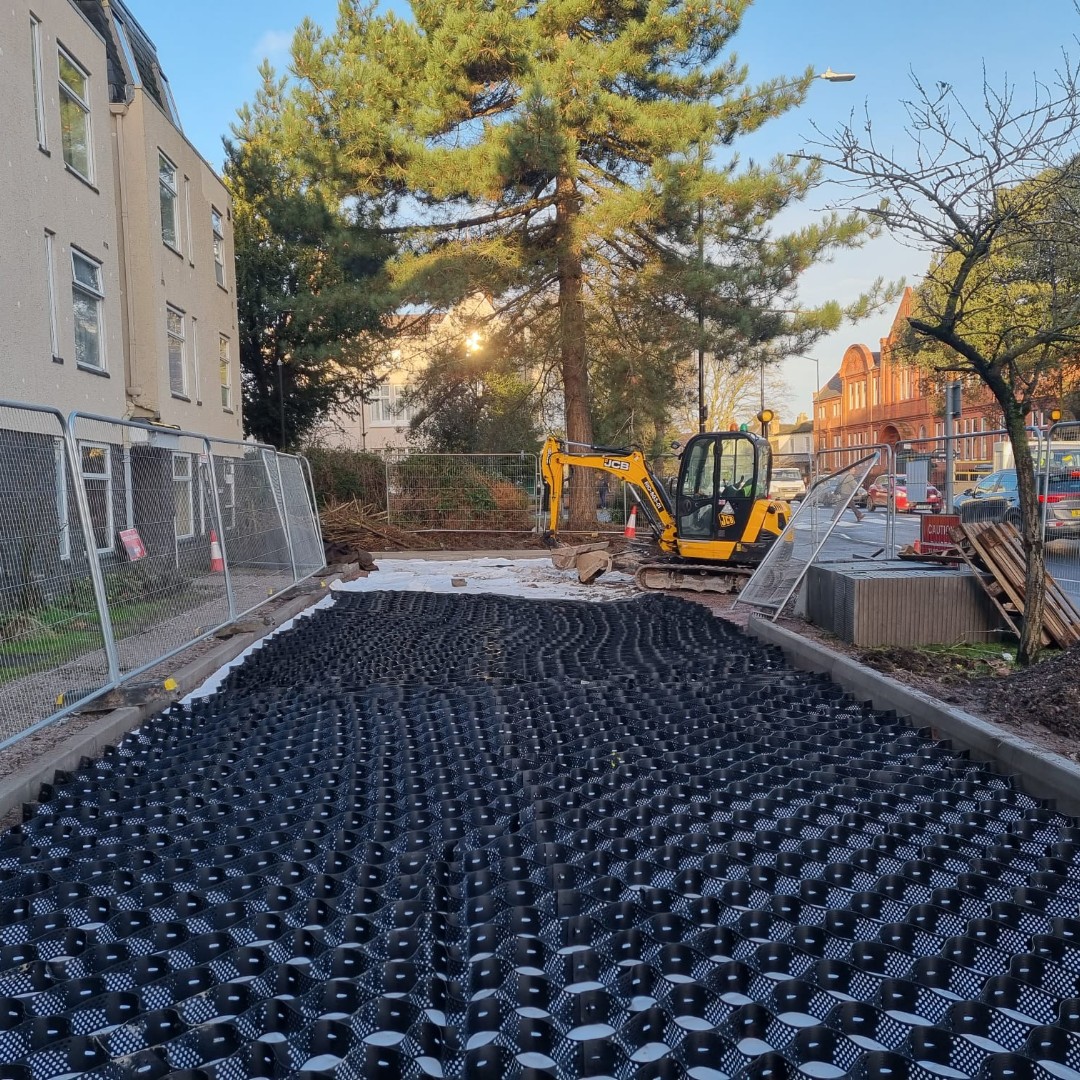 GreenfixUK's tweet image. 📸 𝗕𝗲𝗳𝗼𝗿𝗲 &amp;amp; 𝗔𝗳𝘁𝗲𝗿: 𝗚𝗲𝗼𝘄𝗲𝗯 𝗧𝗿𝗲𝗲 𝗥𝗼𝗼𝘁 𝗣𝗿𝗼𝘁𝗲𝗰𝘁𝗶𝗼𝗻 𝗶𝗻 𝗔𝗰𝘁𝗶𝗼𝗻! Check out this transformation using our Geoweb® system in Leamington Spa no-dig, quick install, and tree-friendly. 🌳 #Geoweb #TreeRootProtection #NoDigSolution #EasyInstallation