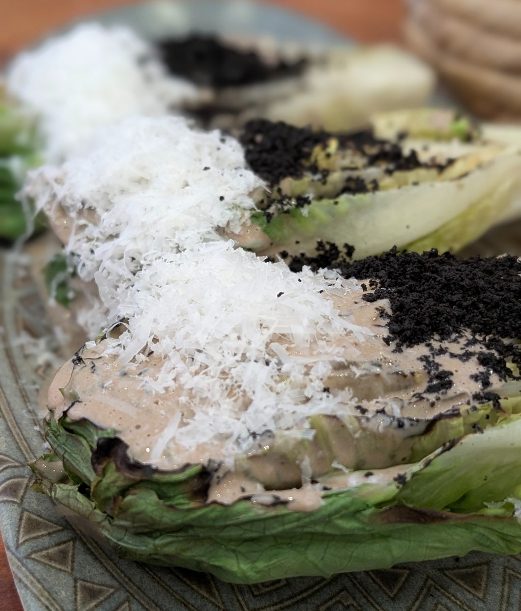 ☀️Verano y brasas.

Cogollos a la brasa con mahonesa de ajo negro y tartufata, acompañado de queso curado.

👉Reserva mesa online en la web o teléfono 626219401
#Buryrestaurante #Bury #BañosdelaEncina #gastronomia #Jaen #castillobañosdelaencina

@degustajaen @guiarepsol