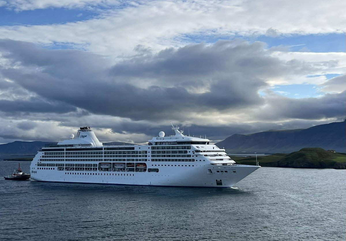 A special moment in Reykjavik as #SevenSeasGrandeur prepared to depart and #SevenSeasMariner arrived. 🤝

📸 Steven G. | #MyRegentExperience #WeAreRegent #ExperienceRegent #Reykjavik #UnrivaledAtSea